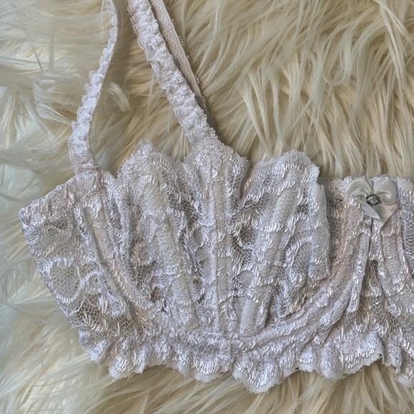 💕Shirley By Hollywood White Lacey Underwire Shelf Bra Size 34💕 - Picture 2 of 9